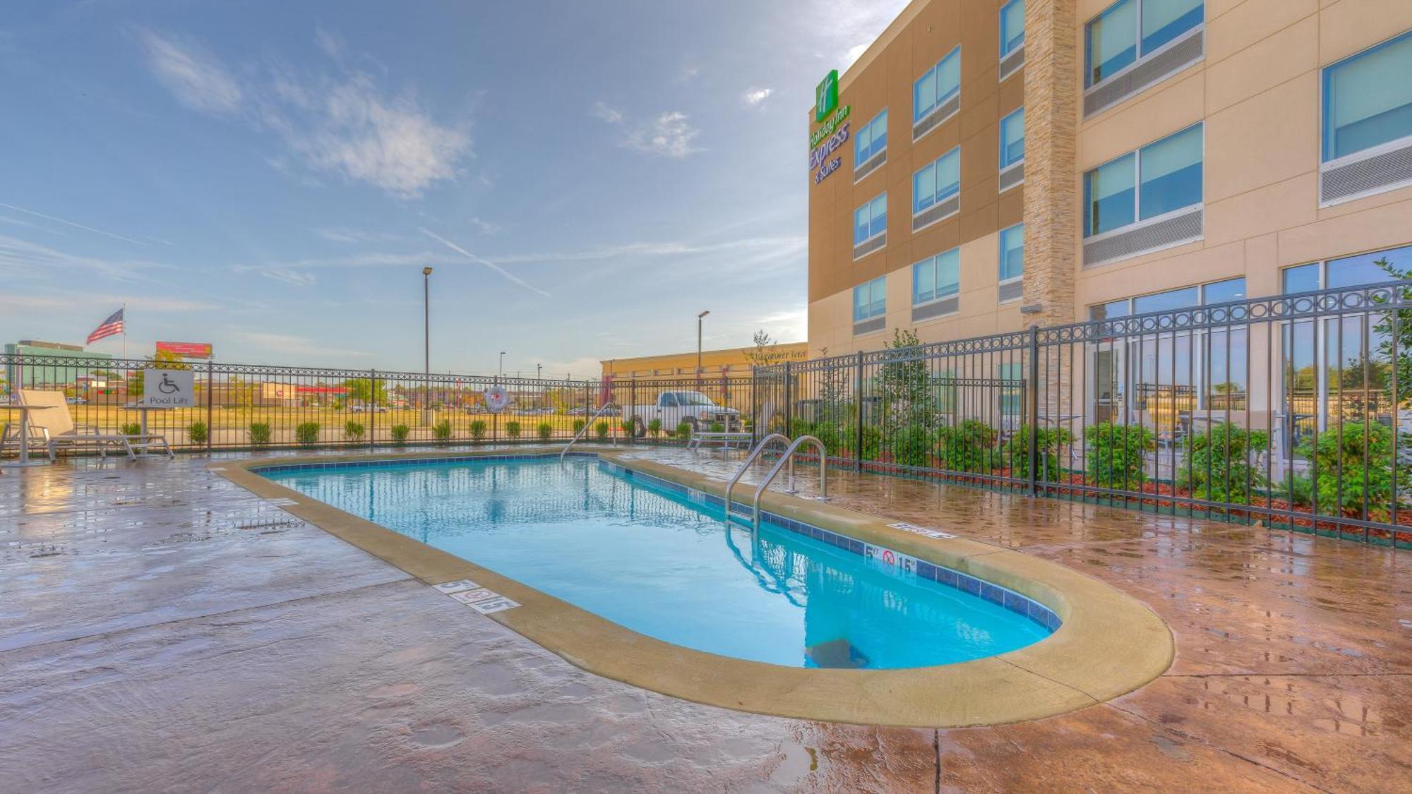 Holiday Inn Express & Suites Tulsa Midtown By Ihg Exterior photo